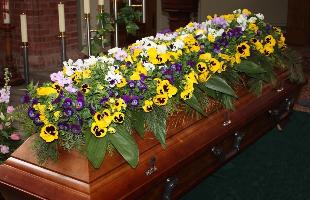 schöne Blumen für Trauerfeiern vom Bestattungshaus Torben Harms